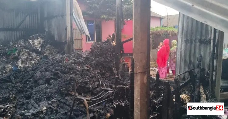 গাজীপুরে গভীর রাতে আগুনে পুড়লো ফার্মেসিসহ ৭ দোকান