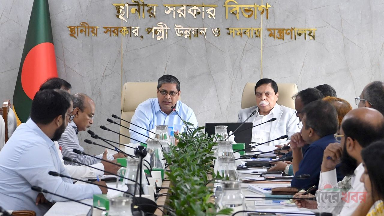 সভায় বক্তব্য রাখছেন স্থানীয় সরকার, পল্লী উন্নয়ন ও সমবায় প্রতিমন্ত্রী মীর শাহে আলম