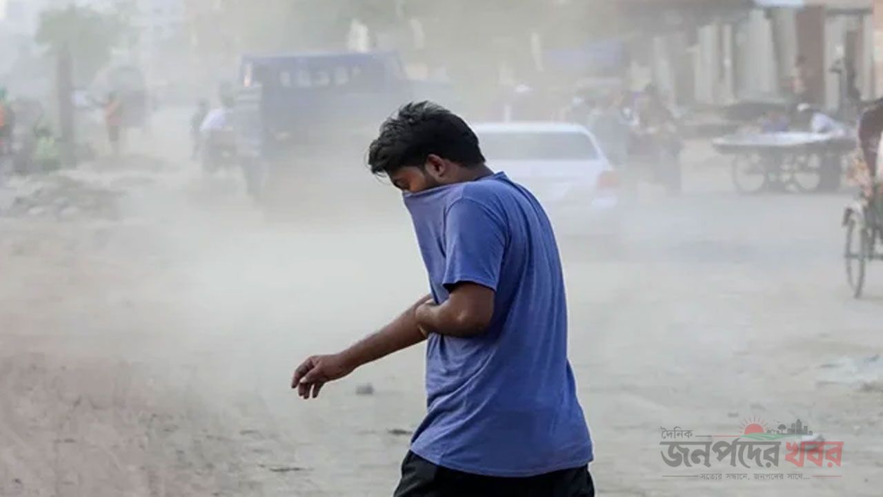 রাস্তায় ধুলাবালির মধ্যে পথচারী মুখ ঢেকে হেঁটে যাচ্ছেন