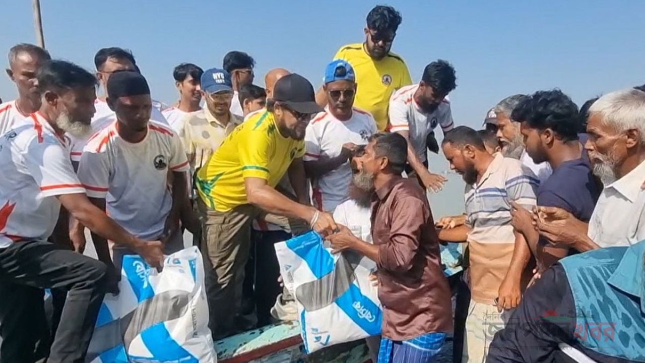 মা ইলিশ রক্ষায় চাঁদপুরে প্রচারণা, ২০০ জেলেকে খাদ্য সহায়তা